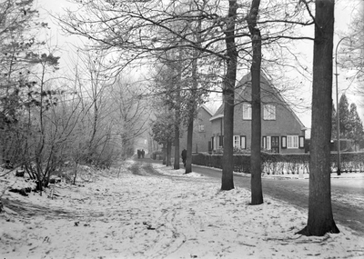 129794 Gezicht in de Jachtlaan te Bilthoven, tijdens winterse omstandigheden, met rechts het huis Prins Hendriklaan 3.